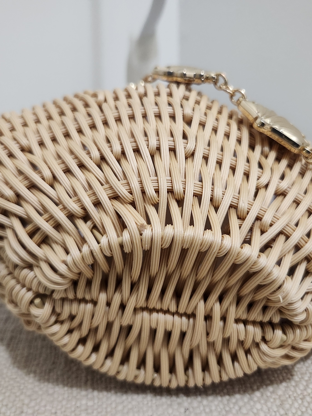 Tommy Bahama Beige Woven Shell Shoulder Bag with Gold Chain! - Picture 6 of 6